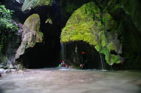 Grotte dans le canyon de la Maglia