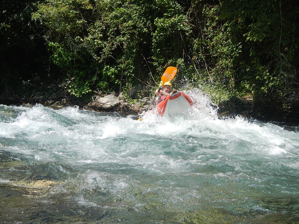 Kayak-raft en pleine action dans la Roya