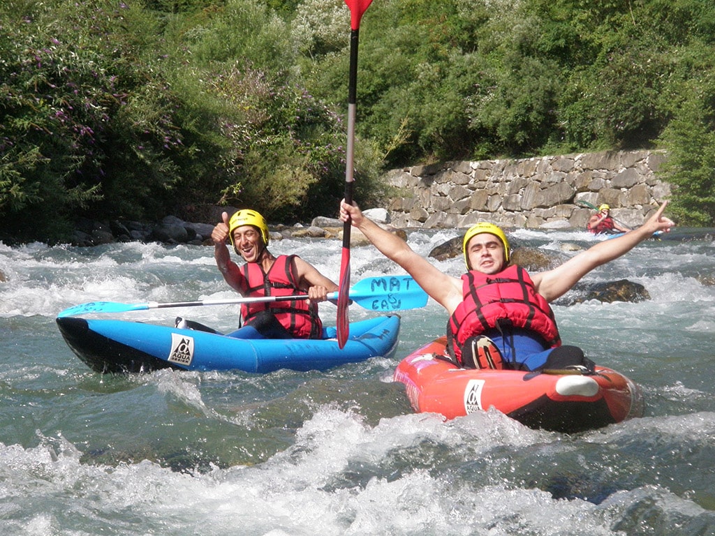 Deux clients souriants en kayak-raft sur la Roya