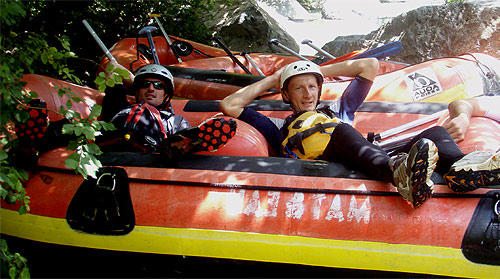 Mat et Lolo alongés sur un raft