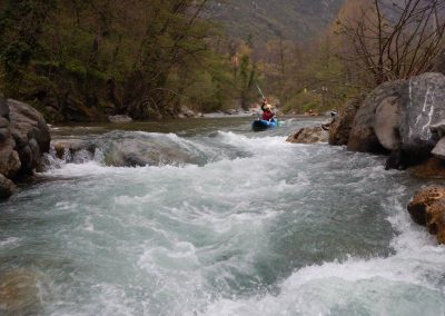 Un charmant passage au calme dans la Roya à l'arrière plan