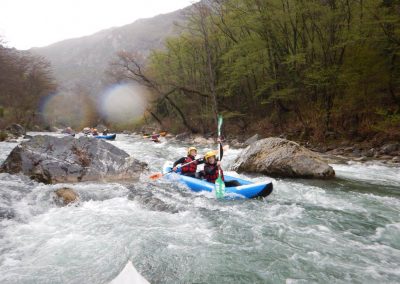 Entre deux rochers en canoë-raft